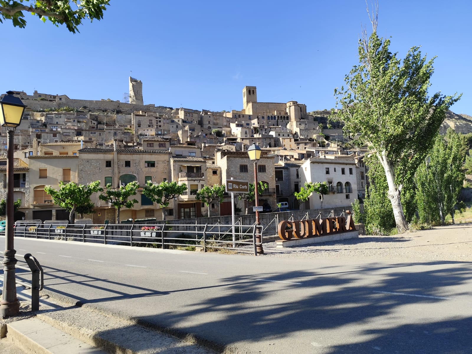 Sendero en un bosque  El contenido generado por IA puede ser incorrecto.