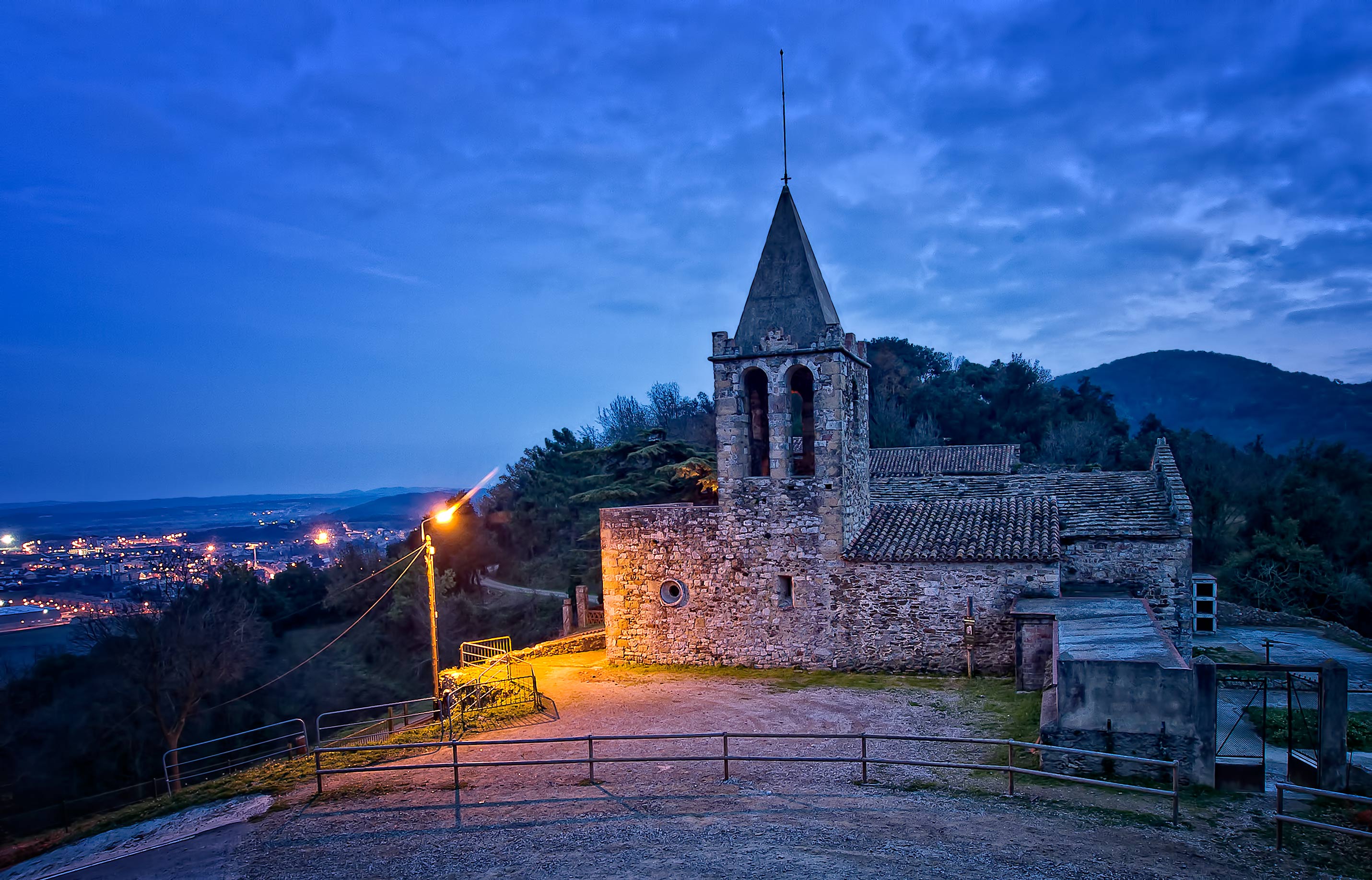 Torre de un edificio de piedra  El contenido generado por IA puede ser incorrecto.